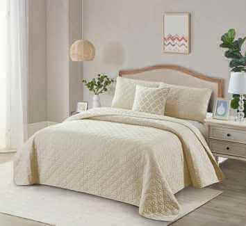 Bibb Home 4 Piece Solid Quilt Set with Cushion in Ivory
